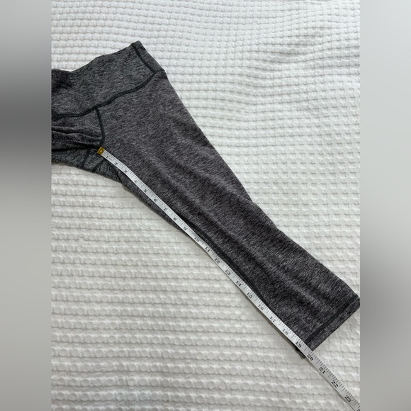 Patagonia Woman’s Heather Grey Centered Yoga Crop Leggings - Picture 10 of 14